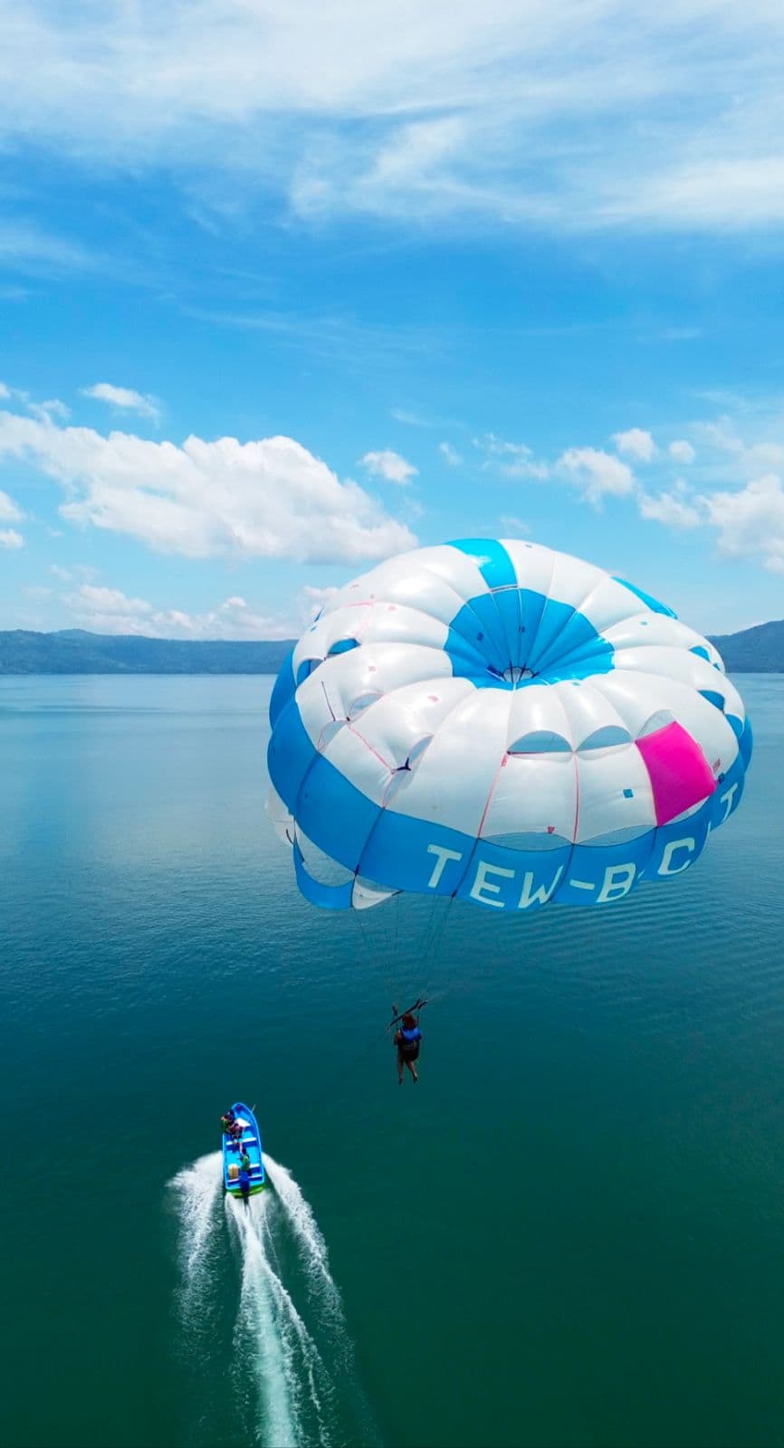 Parasailing in Poza Verde, Lake Ilopango